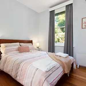 Warwick St Retreat! 3 Bedroom House With Parking Holiday home Hobart